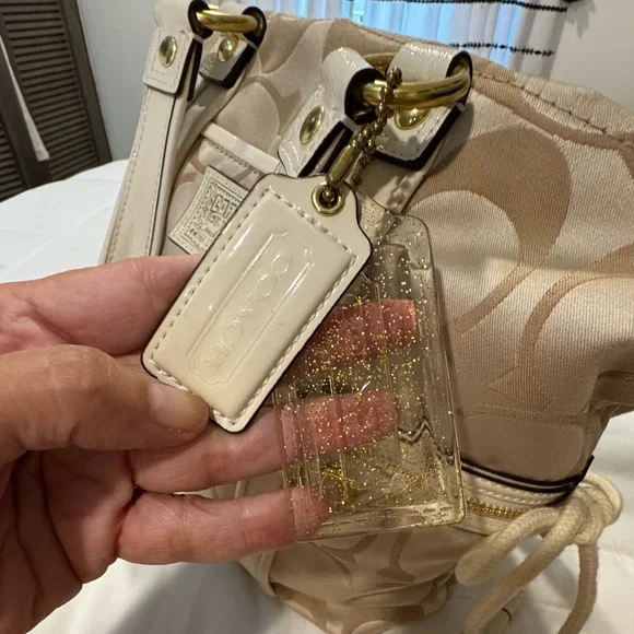 Coach Bucket Style Signature logo with Heart Accents - Picture 4 of 15